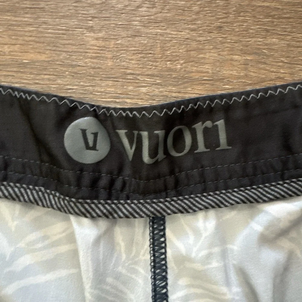 Vuori Cruise Boardshort Men's Sz 38 V314 Palm Floral Pattern Blue‎